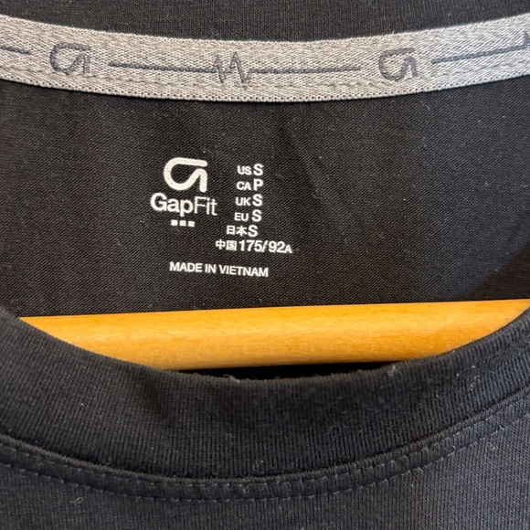 GAP Black Short Sleeve Tee I RUN THIS PLACE - Picture 3 of 3